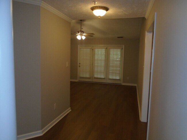 Building Photo - Updated move in ready 2 bedroom!