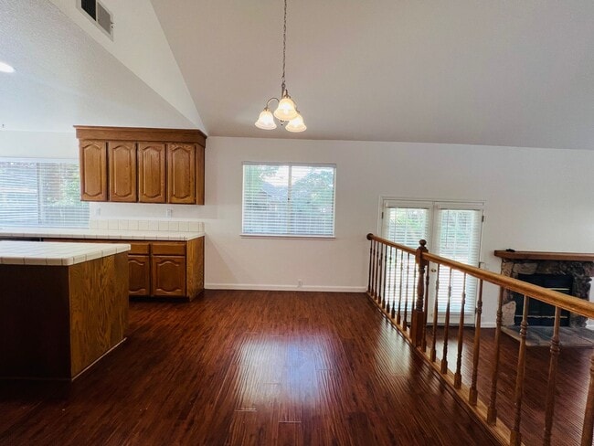 Building Photo - Spacious and Sparkling with New Paint 3 be...