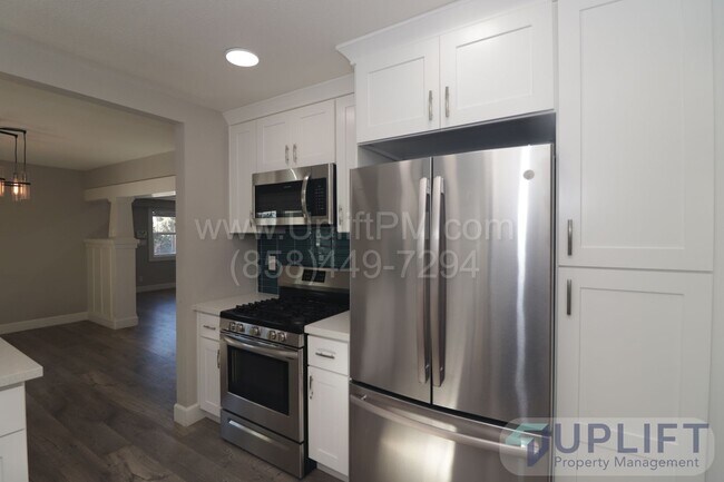 Building Photo - Cozy 2B/2BA with office/den