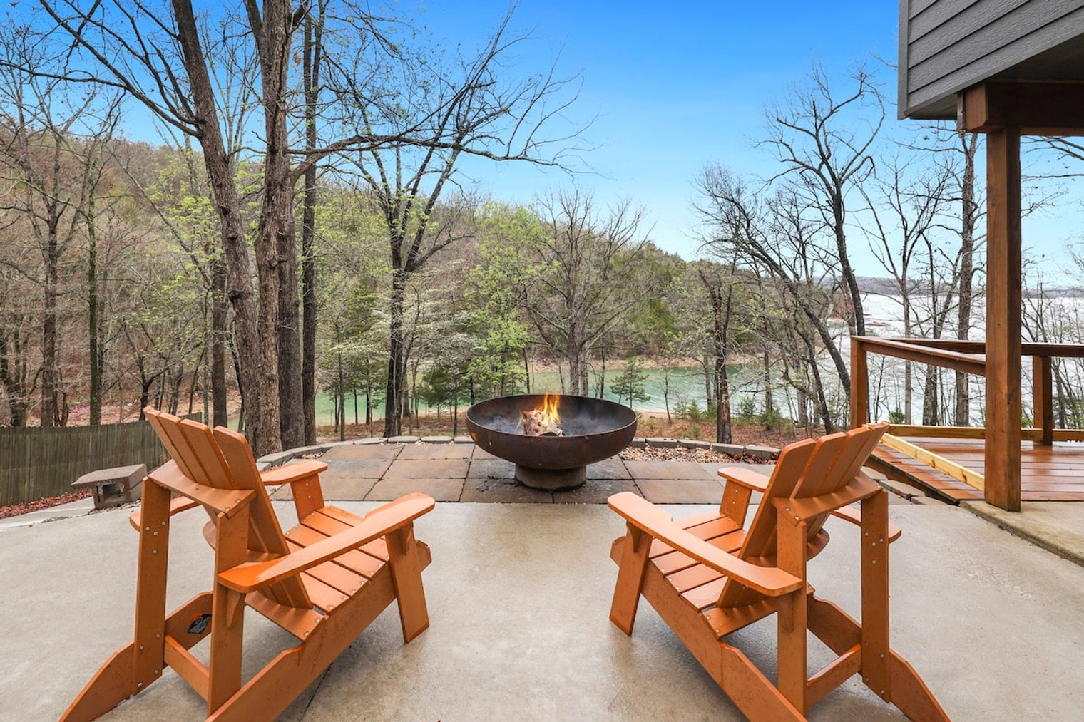 Building Photo - 211 Lakeshore Dr