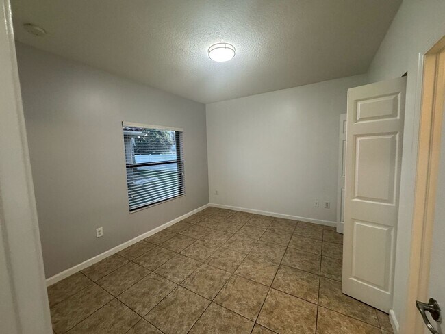 Building Photo - 1045 Villas LLC (1035 NE 10th Ave)