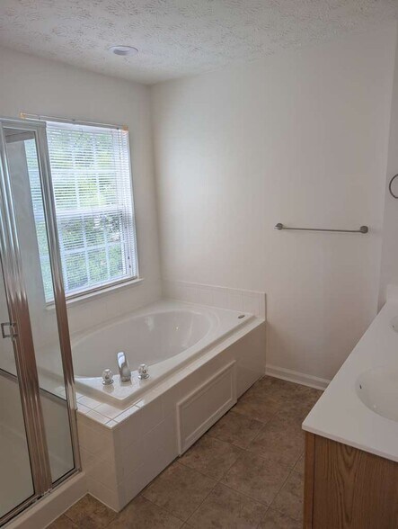 Building Photo - 2450 Ivy Landing Way