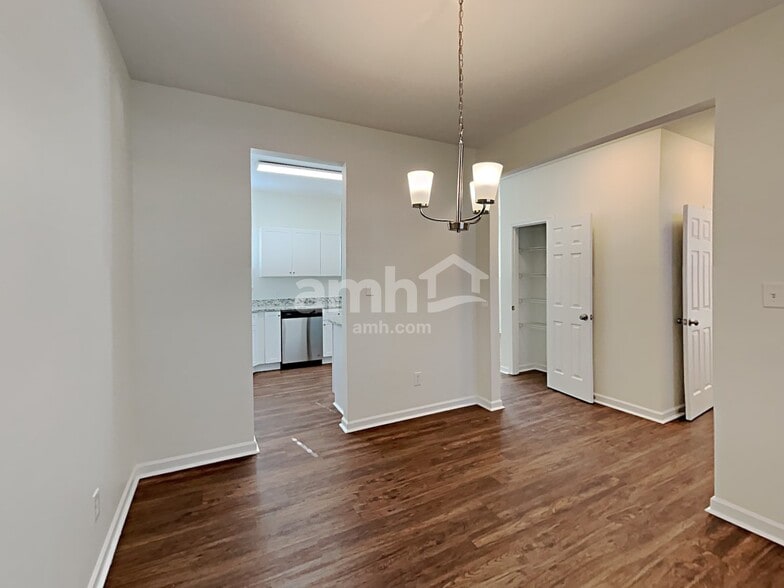 Building Photo - 2026 Oakbluff Way SW