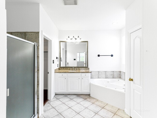 Building Photo - 5407 Lake Pl Dr