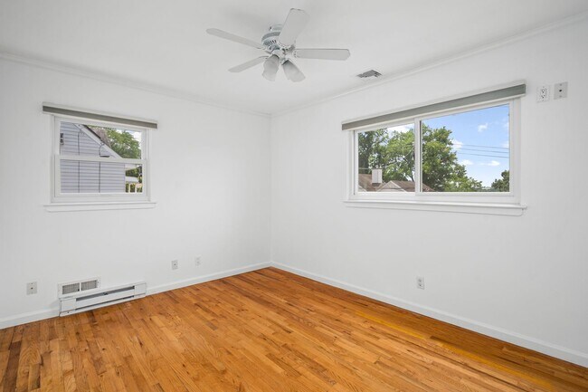 Building Photo - Spacious 3 Bed, 3 Bath