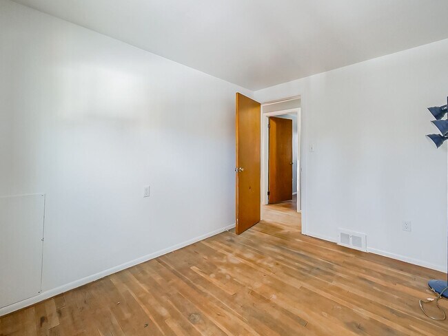 Building Photo - AVAILABLE NOW! Spacious and Inviting Westland Home!