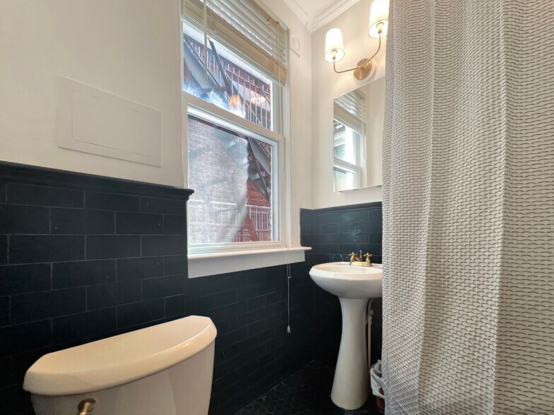 Building Photo - 1856 Mintwood Pl NW