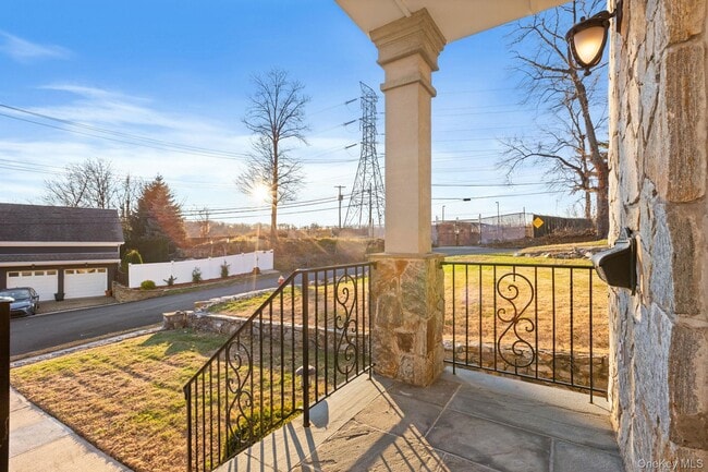 Building Photo - 44 Hillwood Pl