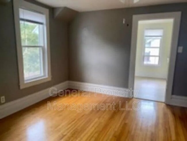 Building Photo - 2 bed 1 bath upstairs duplex for rent October 1st