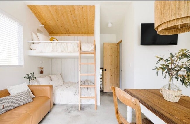 Building Photo - Fully furnished studio apartment in the North End! | 3-6 month leases available!!