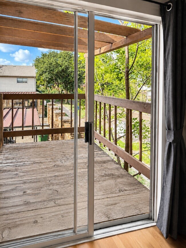 Building Photo - 7854 Green Lawn Dr
