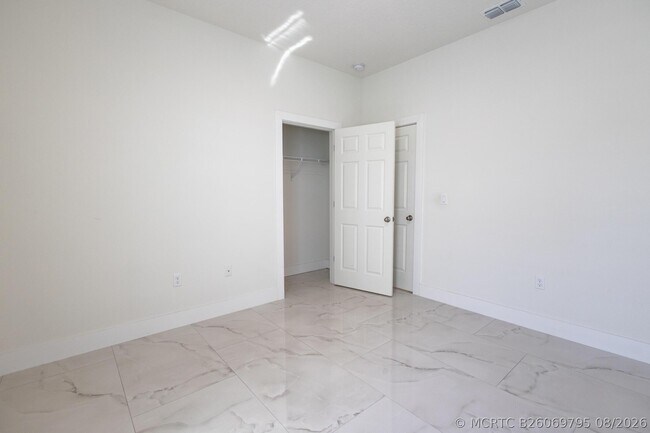 Building Photo - 2149 SW Susset Ln