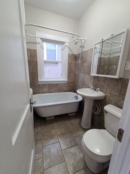 Full size bathroom - 3514 14th Ave S