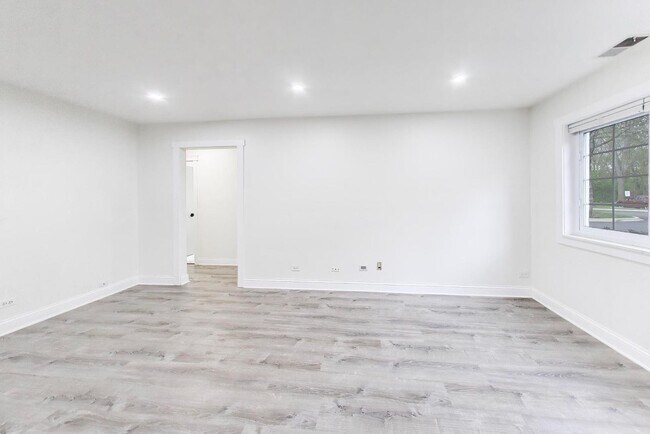 Building Photo - 6882 W Touhy Ave