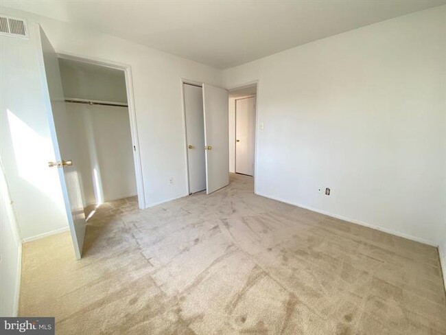Building Photo - Spacious top-floor garden condo with updat...
