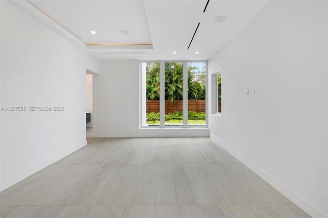 Building Photo - 1615 NE 3rd Ct