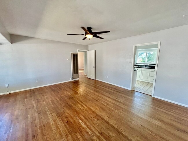 Building Photo - 2 Bed 1 Bath House with Large Yard in Cent...
