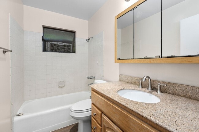 Building Photo - One level single family home in Clairemont...