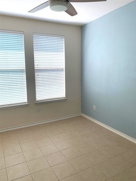 Building Photo - 2105 Lucerne Cove