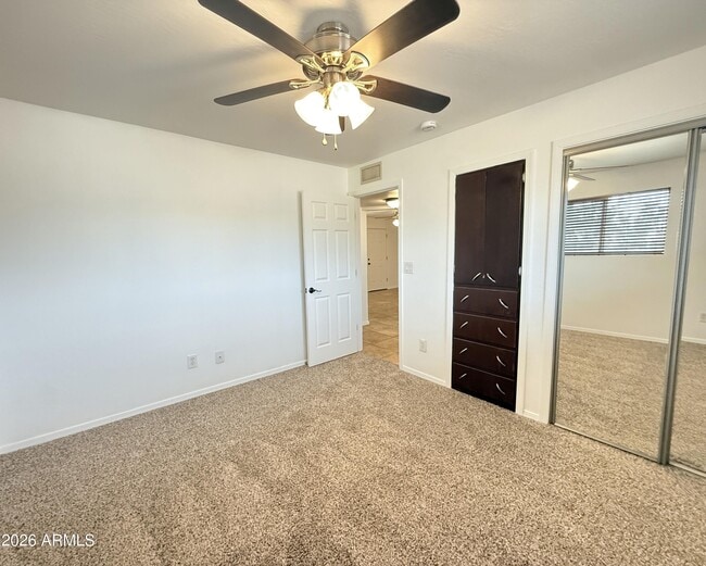 Building Photo - 512 N Valley Dr