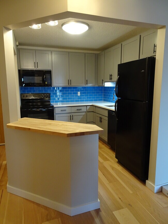 Building Photo - 78 10th St E