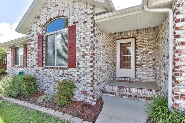 Building Photo - 647 S Meteor Ave