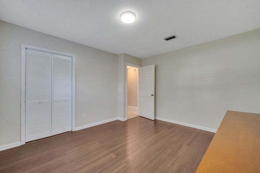 Building Photo - 755 Oak Terrace