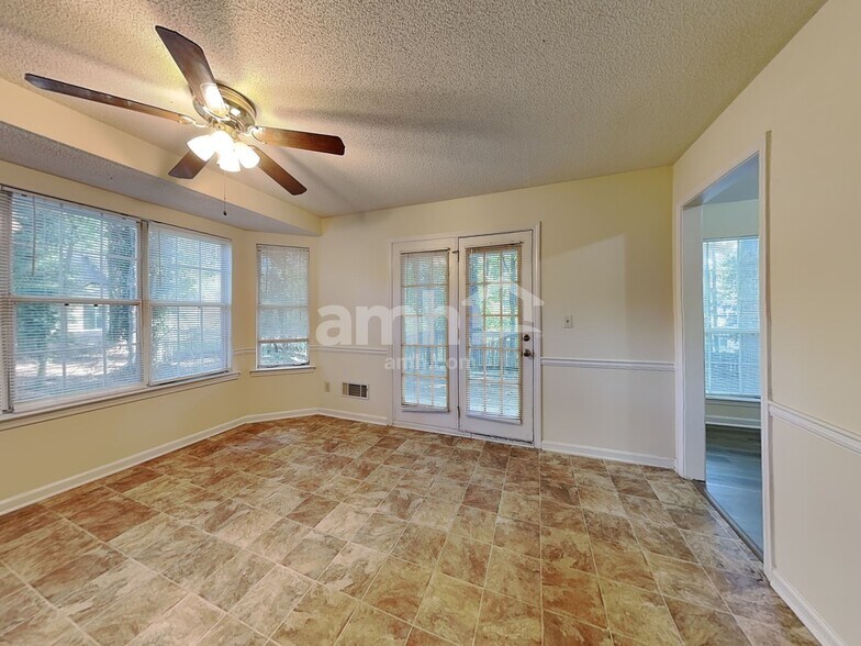 Building Photo - 401 Streamview Ln