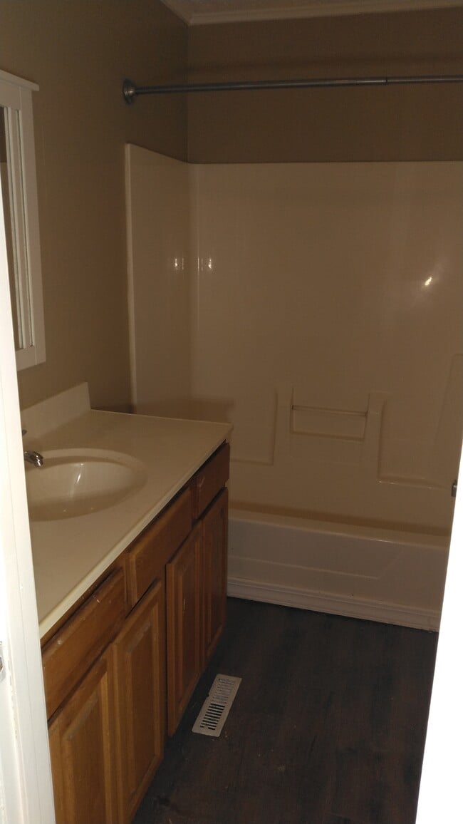 Building Photo - 1414 E 5th St