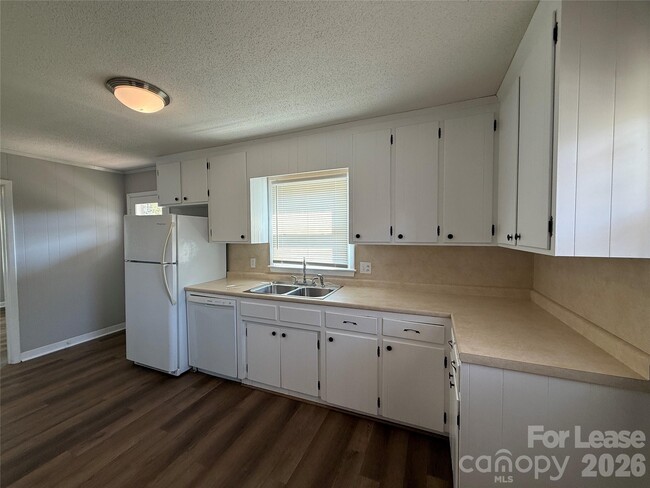 Building Photo - 851 Fieldstone Rd