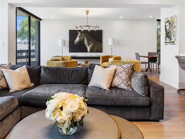 Building Photo - 2660 Peachtree Rd NW