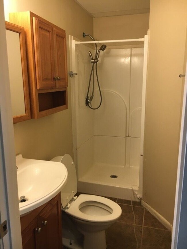 Building Photo - TV23 3br/1.5 bath utilities included (you ...