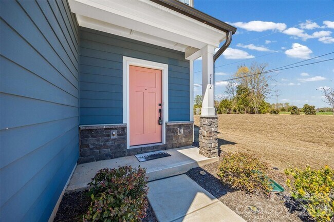 Building Photo - 512 Station St