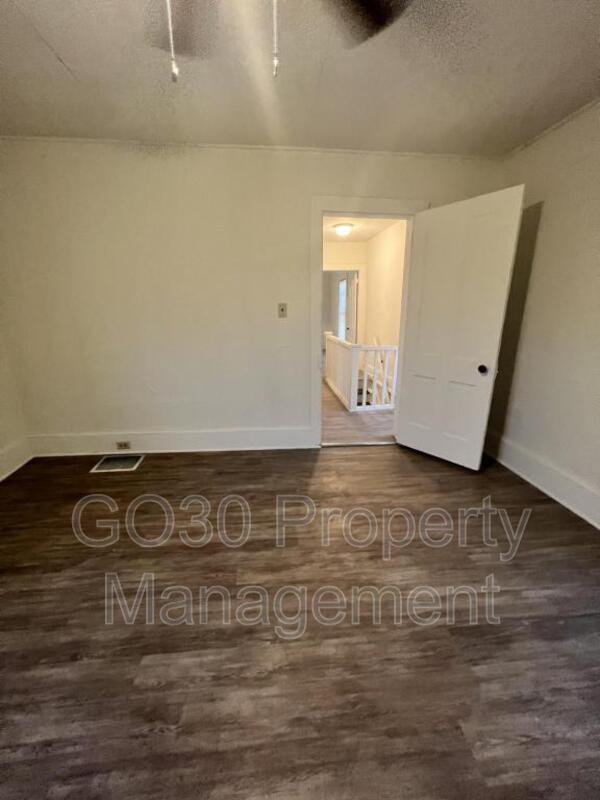 Building Photo - 403 Steel St