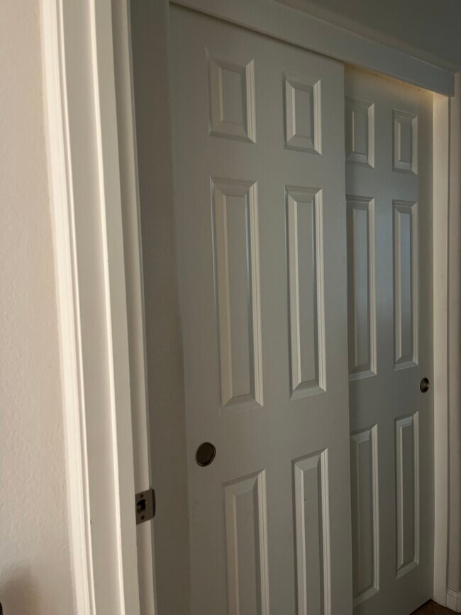 Building Photo - 1432 S Hart Dr