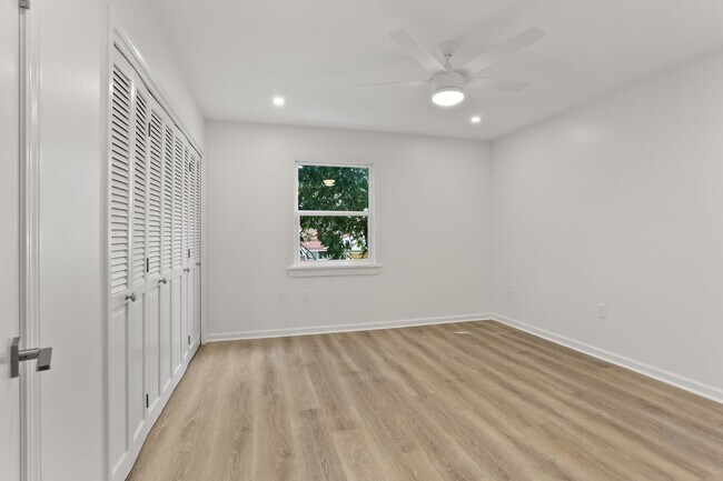 Building Photo - Brand New 2BD/1.5BA Only 1/2 Block Off St Charles Ave