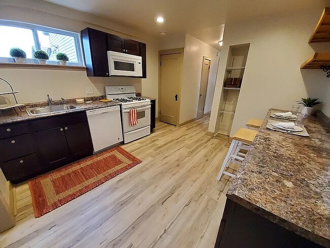 Building Photo - 113 E Velma Ave