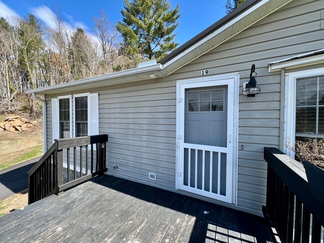 Building Photo - 3-Bed, 2-Bath home in N. Asheville!