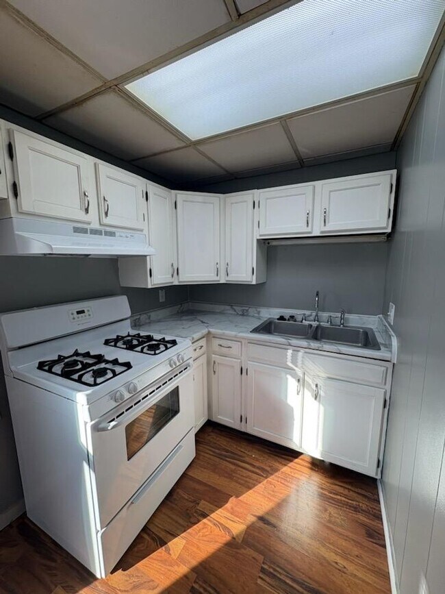 Building Photo - 912 N Madison St