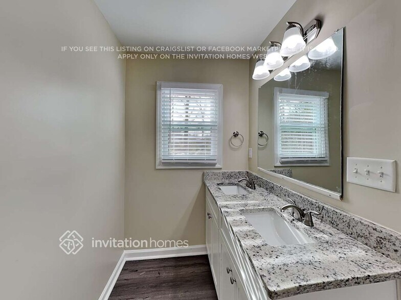 Building Photo - 3332 Bonneville Dr