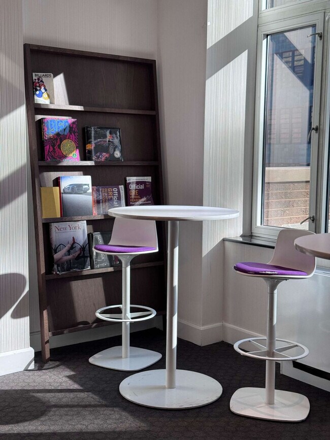 Building Photo - 350 W 43rd St