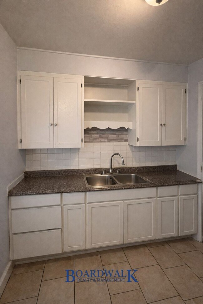 Building Photo - 1138-1138 Navajo St