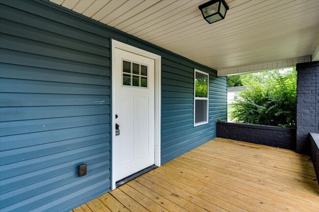 Building Photo - Spacious 4-Bedroom Home in Quiet Neighborh...