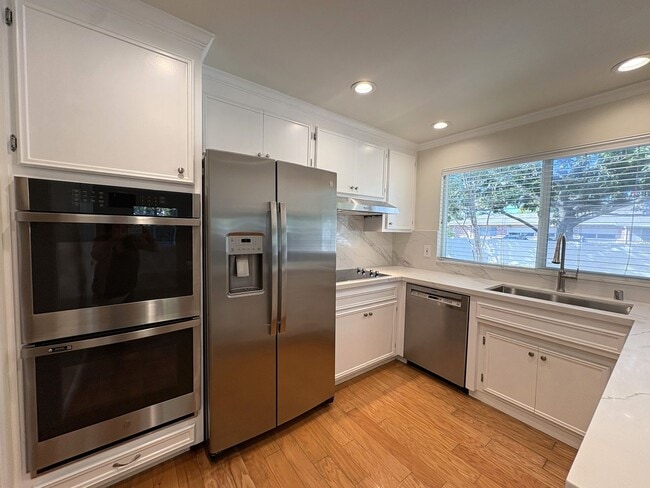 Building Photo - Charming Updated 2-Bedroom Home in Prime L...