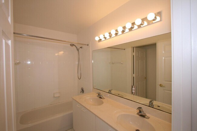 Building Photo - 255 Saratoga Blvd E