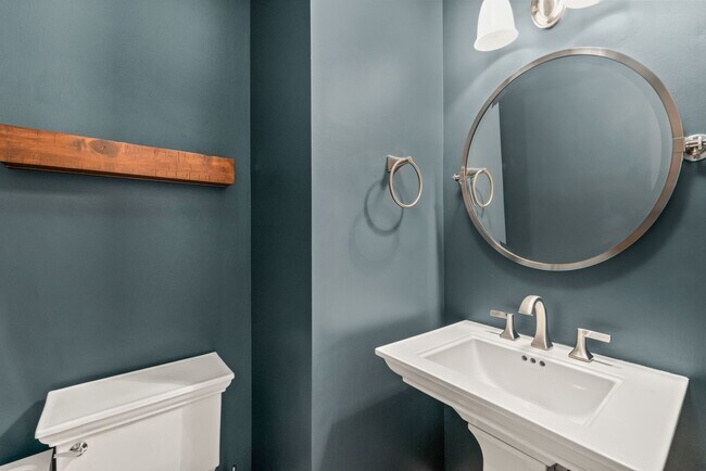 Building Photo - (Coming Soon) Newly Renovated Townhome Oas...
