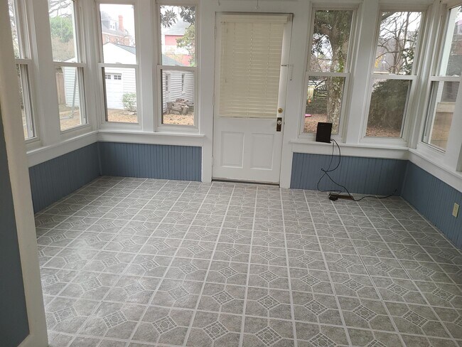 Building Photo - 105 W Arden Cir