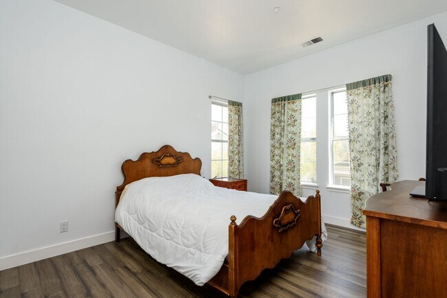 Building Photo - Waterfront Property with Stunning Views, L...