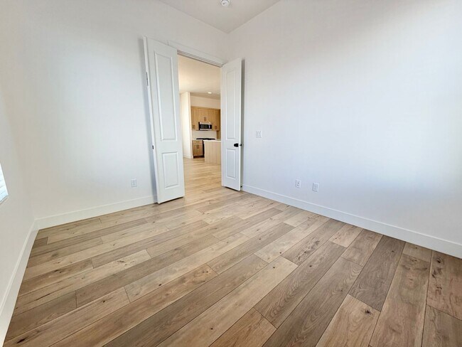 Building Photo - Desert Color 4 Bed Home!