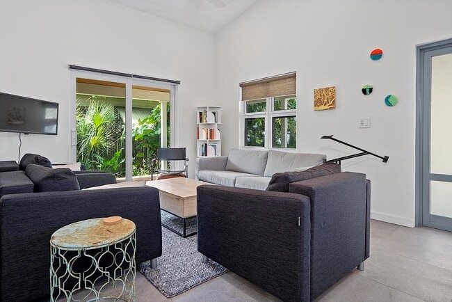 Building Photo - 112 S J St